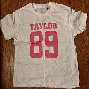 NWOT Taylor tee!!